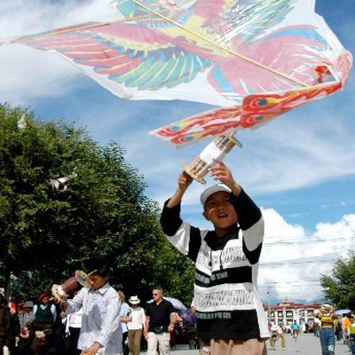拉萨赛风筝旅游文化展19日开幕 到赛马场看“斗风筝”