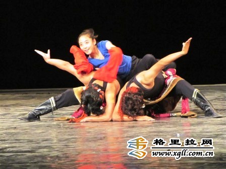 迪庆州歌舞团举行业务考核汇报表演