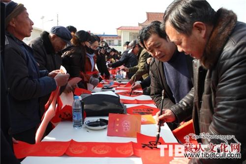 甘肃省天祝县：书法惠民 写春联送福进万家