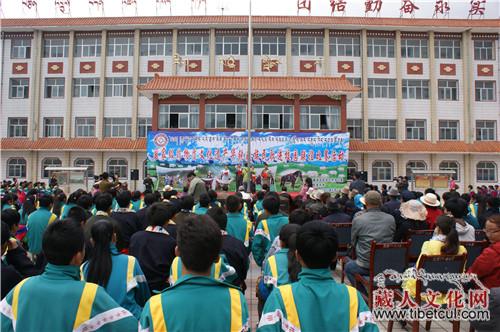 专家艺人献真情  双语师生学古调