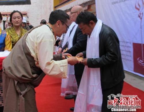 藏文书法个人展首次亮相拉萨 27种不同字体亮相