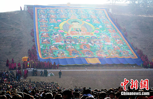 拉卜楞寺举行晒佛节 展出西方极乐世界佛(图)