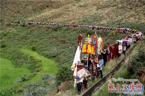 又是一年祈福季 西藏农民欢度“望果节”祈盼丰收