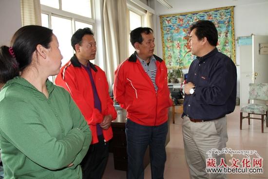 《格萨尔》工作领导小组主任诺布旺丹在青海考察