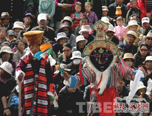 经典藏戏《白玛文巴》亮相雪顿节：由贡嘎县藏戏团表演