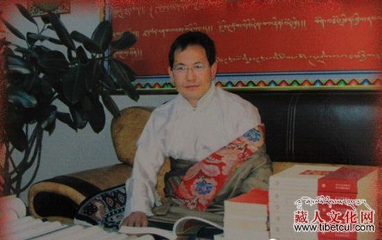 青海省海南州贵南县近日举办了首届“个人藏文书法展”