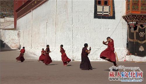 西藏察雅寺僧人练习“跳神”为迎接藏历新年做准备