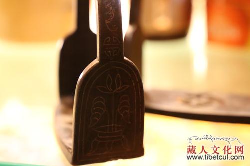 西藏探宝：收藏家扎多拿出有600多年历史的马镫