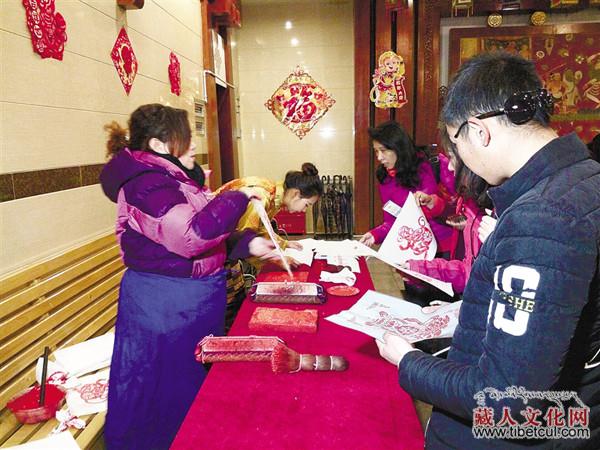 西藏博物馆年俗活动惹人爱 日均接待量近千人