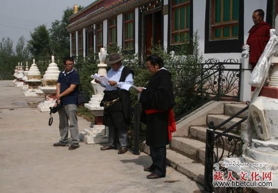 “藏族敬老文化活动”在青海省西宁南山公园举行