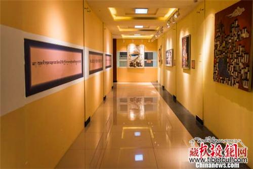 西藏举办《神山圣湖之间》当代布面重彩艺术展