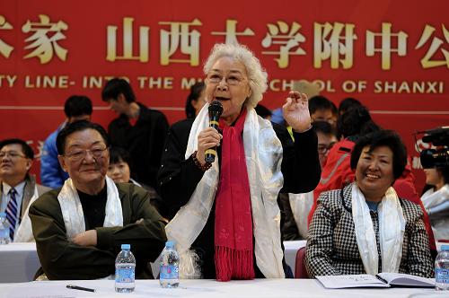 “华鼎奖”艺术家看望山西大学附中藏族学生