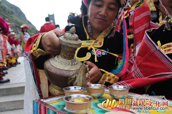 甘孜州马奈中心校开设锅庄课程 非遗传承从小抓起
