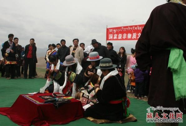 华锐草原的“桑吉曼拉”节：非物质文化遗产传习