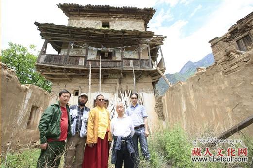 考古学家丹巴经堂碉发现现存最早的元代佛寺壁画
