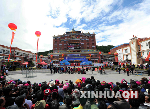 青海玉树文艺代表团在康巴艺术节上表演大型歌舞