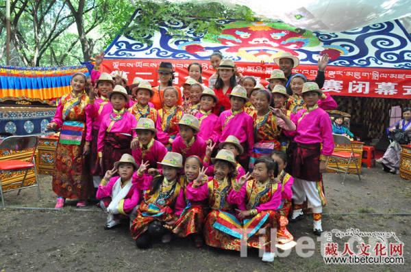 四川甘孜“天籁之音”童声合唱团亮相拉萨雪顿节