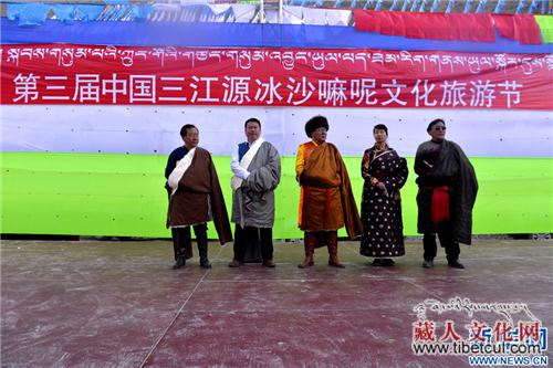 以冰为纸 用沙作画 青海玉树冰沙嘛呢奇观亮相