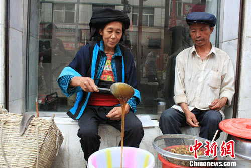 图：中秋将至 甘肃舟曲“土蜂蜜”热销