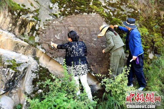 青海门源发现保存最为完整的摩崖石刻藏经