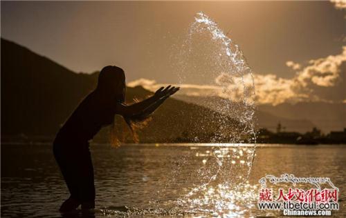 拉萨迎来传统“沐浴节” 藏族民众河边戏水