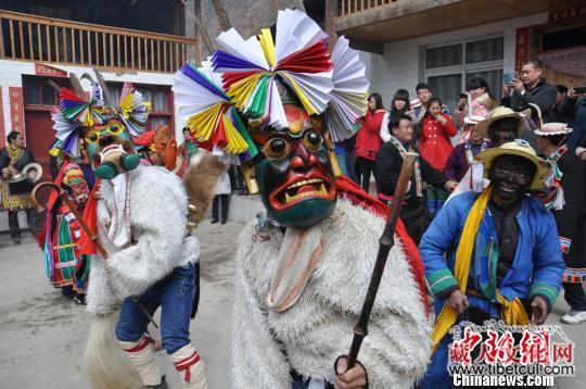 甘肃白马藏族上演传统民俗“饕餮盛宴”