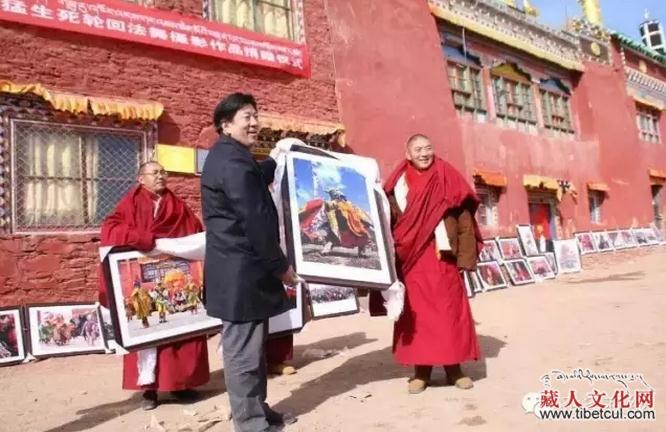 青海杂多举行斯日寺法舞摄影作品捐赠仪式