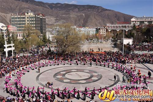四川甘孜州巴塘千名群众非遗歌舞展演庆新春