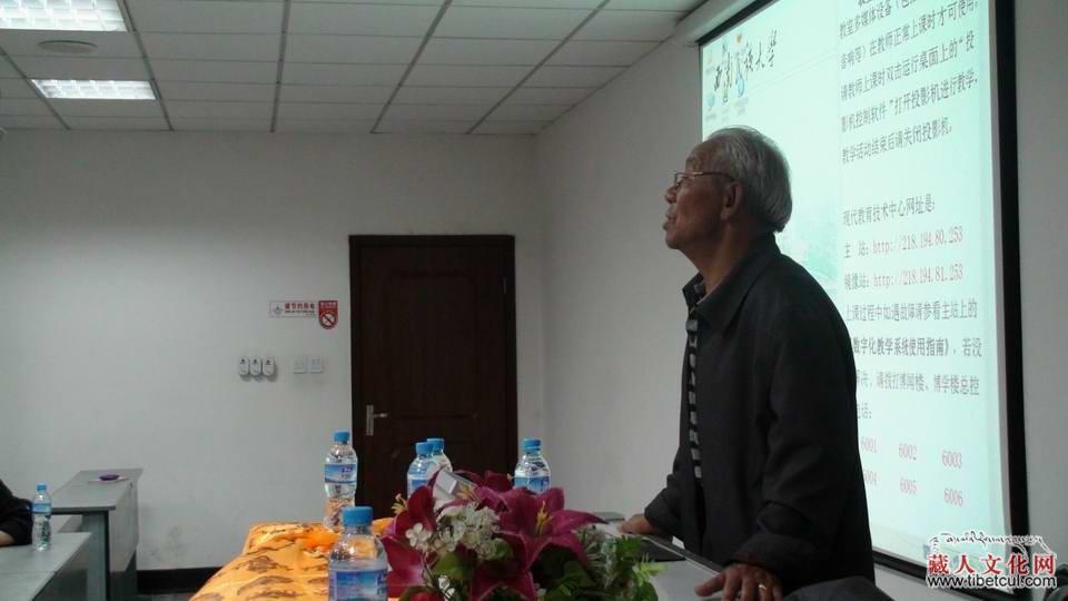 藏戏代表性传承人次旦多吉近日在西南民族大学举行讲座