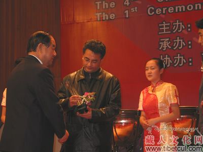 《静静的嘛呢石》获首届中国影视“学院奖”视觉艺术年度大奖