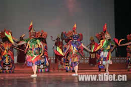 民族服饰歌舞《珠峰盛宴》在日喀则上演