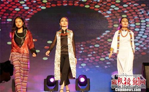 甘肃迭部举行藏族“服饰秀” 雍容华贵尽显民族风