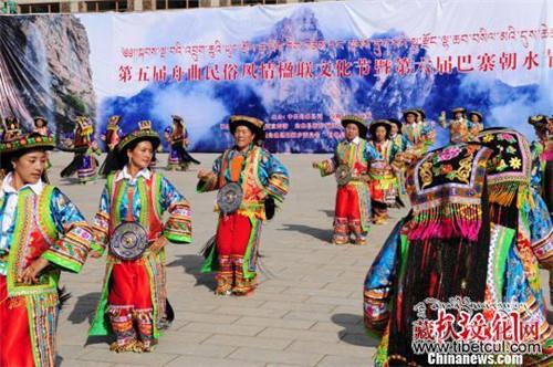 甘肃舟曲举办巴寨朝水节 民众载歌载舞祈福安康