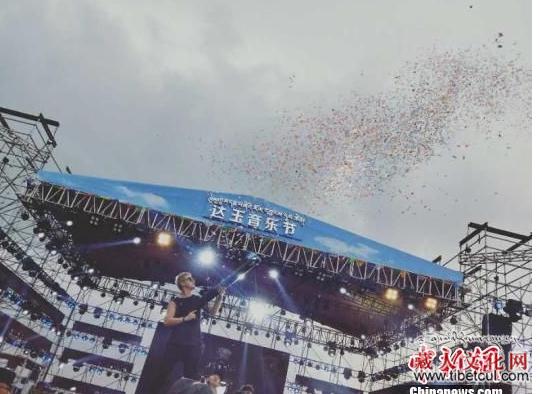 第五届达玉风马音乐节在青海海北金银滩举行