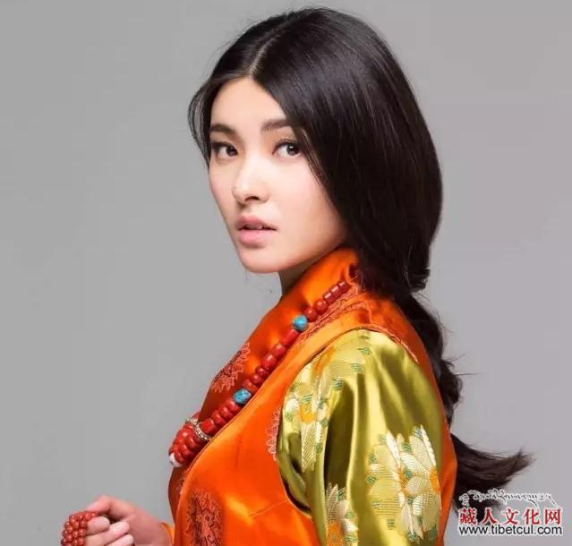 助力搏击运动 藏族歌手旺卓措献唱昆仑决西宁站