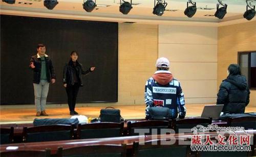 西藏民族大学学生创新藏语相声参选藏晚