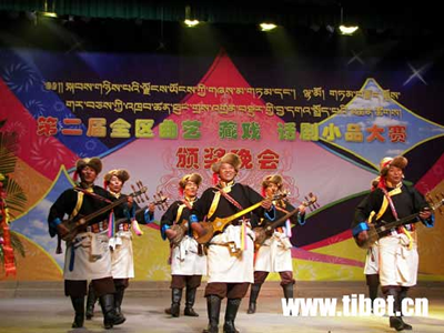 西藏自治区第二届曲艺藏戏话剧小品大赛颁奖晚会举行