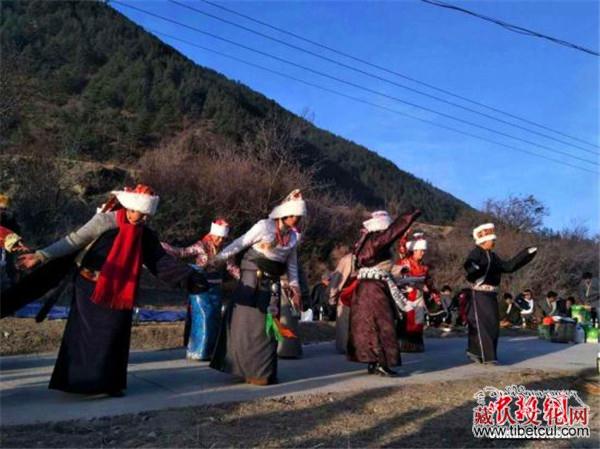 春节的别样年华：甘肃迭部藏乡民众沿街起舞庆新春