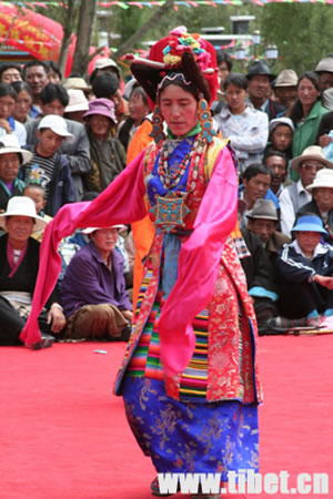 昂仁县迥巴藏戏团献艺珠峰文化节