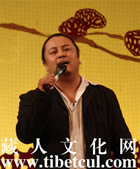 阿德·青梅才仁举办个人演唱会