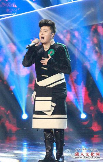 争奇斗艳藏族小伙飙高音　容中尔甲献唱祝福歌手