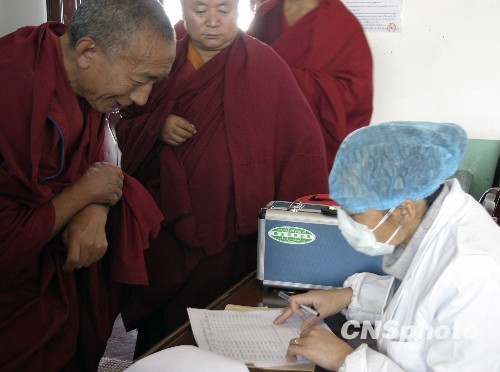 西藏拉萨开始为僧尼接种甲流疫苗