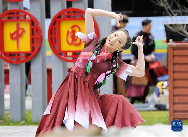 歌舞剧《天边格桑花》在西藏玉麦演出5.jpg