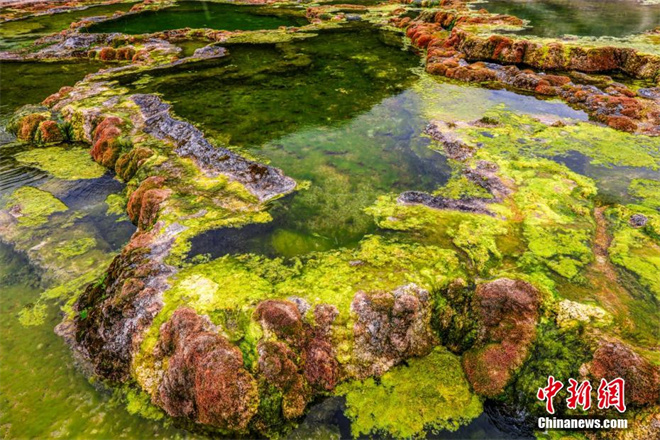 四川省甘孜州：隐藏在山谷中的最美钙化彩池1.jpg