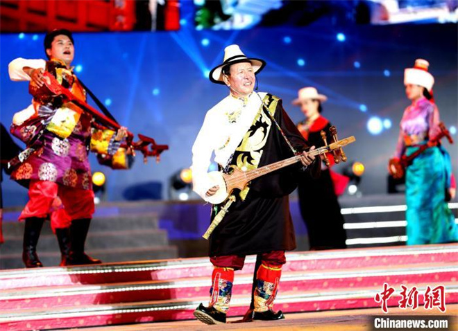 青海省海南州举行迎宾晚会 云集八方来客庆祝成立70周年6.jpg