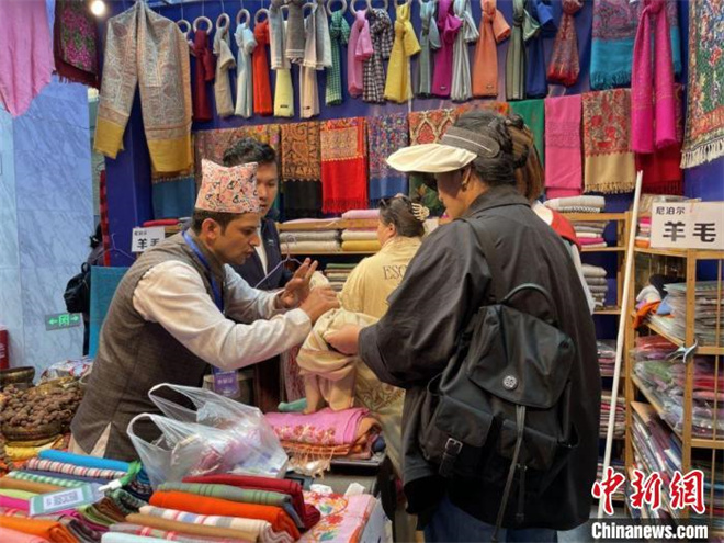 西藏尼泊尔商品展销会在拉萨开幕 共谋合作发展.jpg