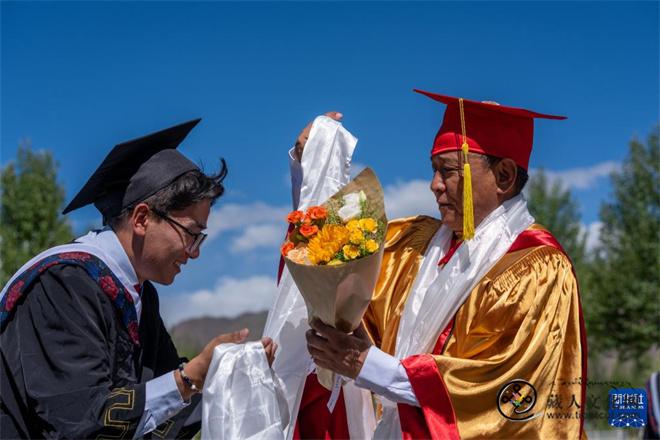 西藏藏医药大学举行2026年毕业典礼1.jpg