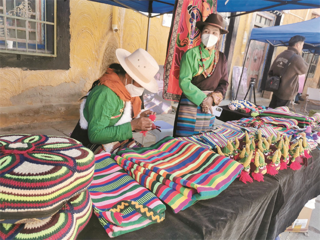 西藏拉萨市举办“古院市集·年味拉萨”主题活动.jpg