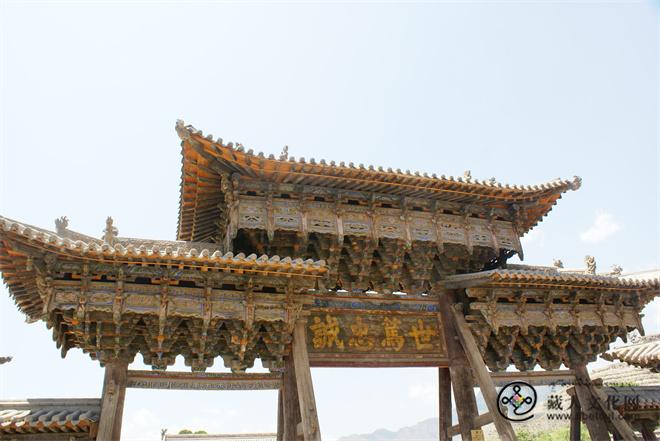 鲁土司衙门牌楼.JPG