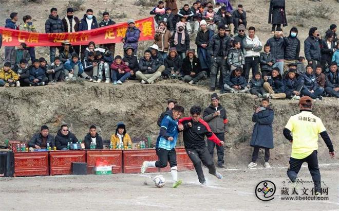 西藏昌都：“云中球场”上的藏东小镇足球赛2.jpg
